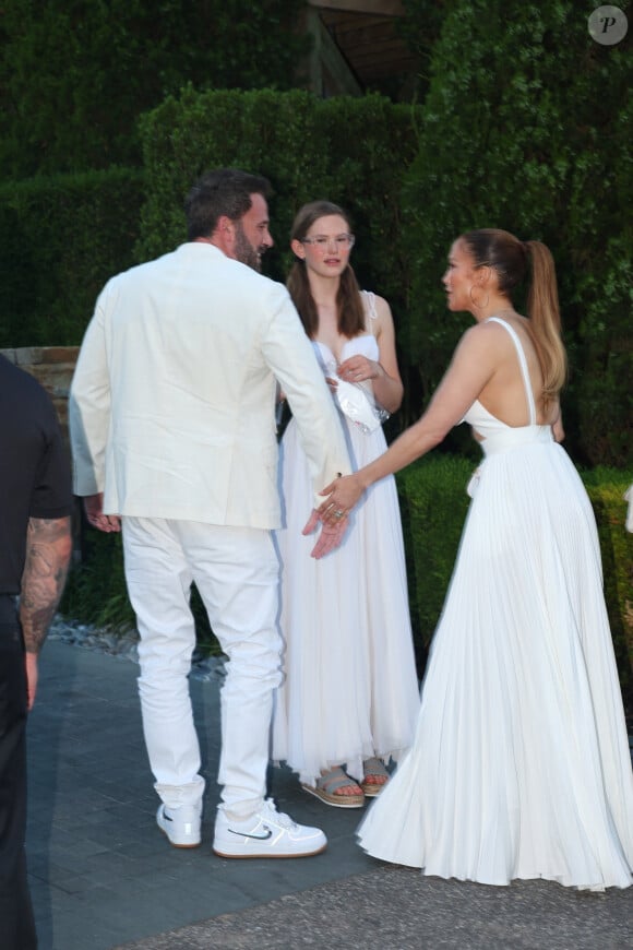 Jennifer Lopez et Ben Affleck ont participé à une soirée blanche.
Jennifer Lopez, Ben Affleck et leur famille arrivent à la fête de Michael Rubin dans son domaine des Hamptons