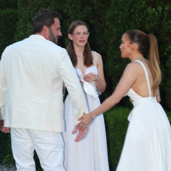 Jennifer Lopez et Ben Affleck ont participé à une soirée blanche.
Jennifer Lopez, Ben Affleck et leur famille arrivent à la fête de Michael Rubin dans son domaine des Hamptons