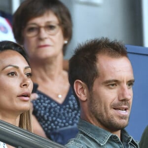 Des paroles rapportées par L'Équipe, mais qui n'ont pas valu de sanction à Richard Gasquet
Richard Gasquet et sa compagne en tribune lors du match de football en ligue 1 Uber Eats PSG - Montpellier (5 - 2) au Parc des Princes à Paris le 13 août 2022.