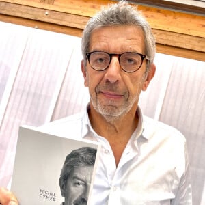 Avant de conclure : "Et c'est pour ça que "Les pouvoirs extraordinaires du corps humain" vont s'arrêter après la troisième diffusion, là."
Michel Cymes lors de la 40ème Foire du Livre de Brive à Brive-la-Gaillarde, France, le 5 novembre 2022. © Fabien Faure/Bestimage 