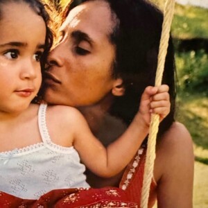 ...deux photographies d'archives, dont un portrait de sa mère et une image d'enfance.
Iman Perez rend hommage à sa mère Karine Silla pour son anniversaire. Le 5 juillet 2023.