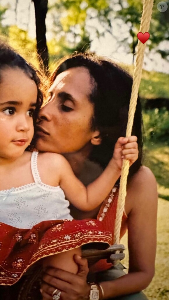 ...deux photographies d'archives, dont un portrait de sa mère et une image d'enfance.
Iman Perez rend hommage à sa mère Karine Silla pour son anniversaire. Le 5 juillet 2023.