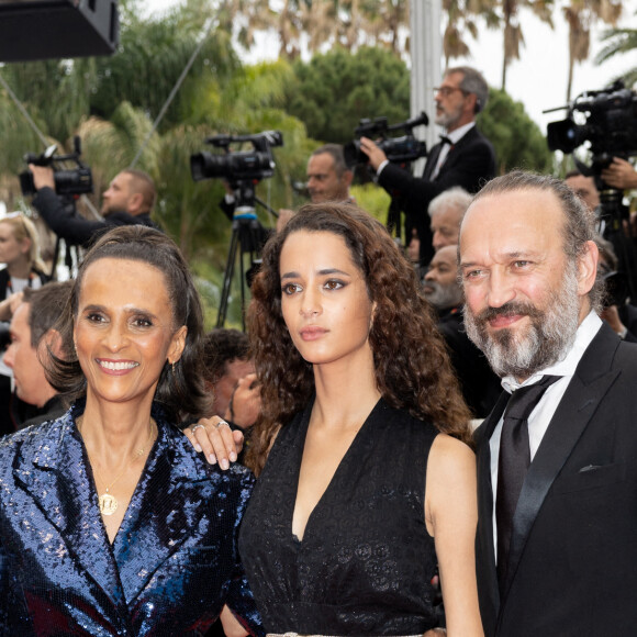 Mais c'est un autre évènement, plus personnel, qu'elle a en tête et au coeur.
Karine Silla, Vincent Perez et leur fille Iman - Montée des marches du film " Les Amandiers " lors du 75ème Festival International du Film de Cannes. Le 22 mai 2022 © Olivier Borde / Bestimage