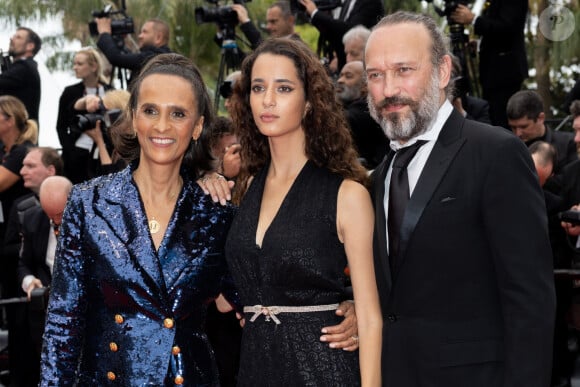 Karine Silla, Vincent Perez et leur fille Iman - Montée des marches du film " Les Amandiers " lors du 75e Festival de Cannes. Le 22 mai 2022 © Olivier Borde / Bestimage 