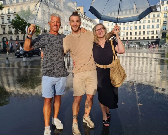 Emanuel (MAPR7) et ses parents, cliché relayé sur Instagram.