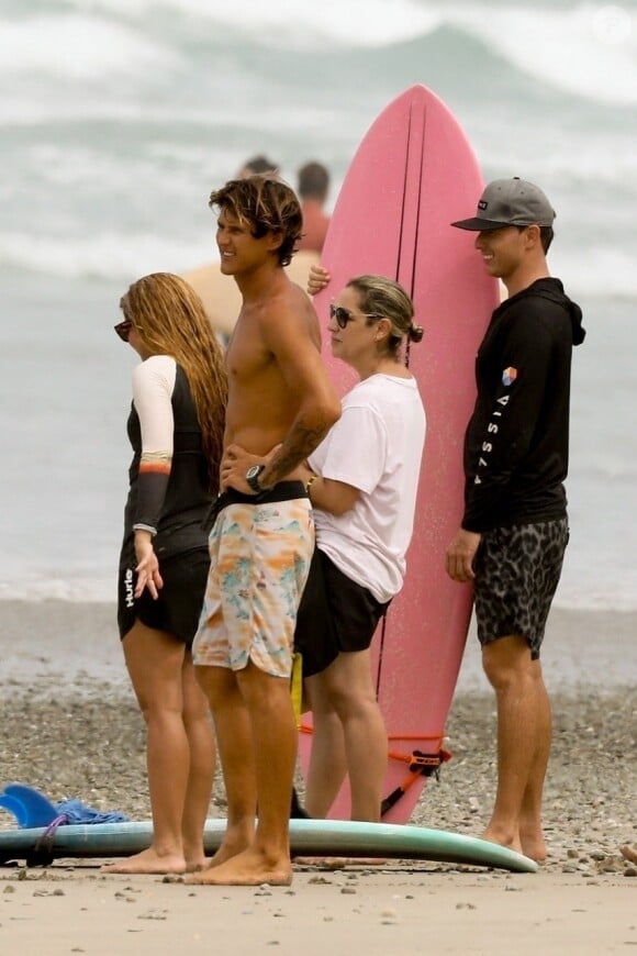 Pour cette belle journée à la plage, Shakira et ses enfants étaient entourés de surfeurs expérimentés.
Exclusif - Shakira est en vacances avec ses enfants au Costa Rica.