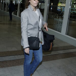 La journaliste de France 2, Léa Salamé arrive à l'aéroport de Nice à la veille du 76ème festival international du film de Cannes, le 15 mai 2023.