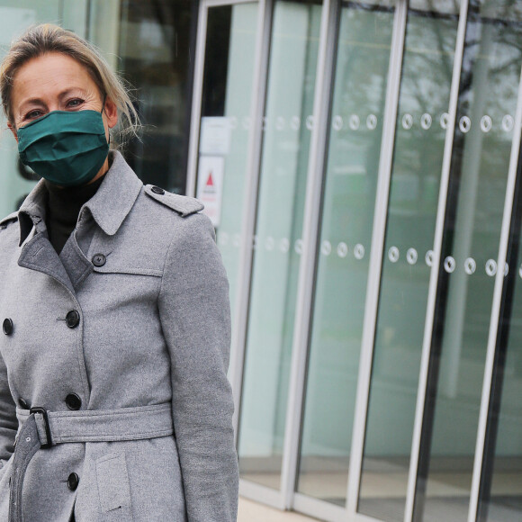 Exclusif - Anne-Sophie Lapix devant les studios de Radio France à Paris, le 13 novembre 2020.