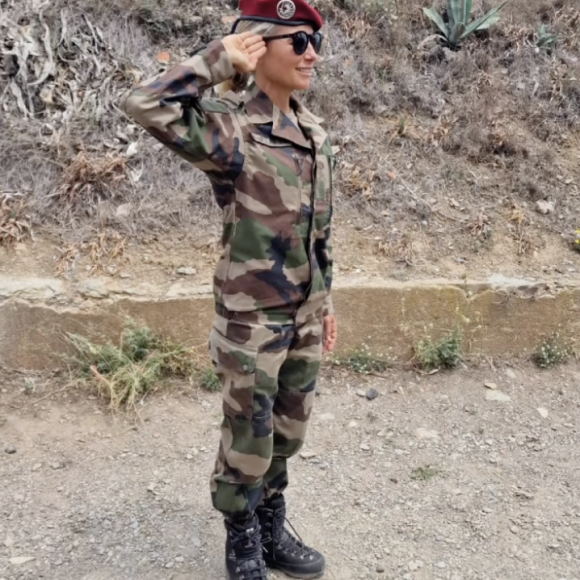 Elle portait un uniforme camouflage, ce qui laisse penser qu'elle est partie en immersion avec les militaires qui défileront le 14 juillet.
Anne-Sophie Lapix en uniforme militaire, elle interpelle Julian Bugier. Instagram