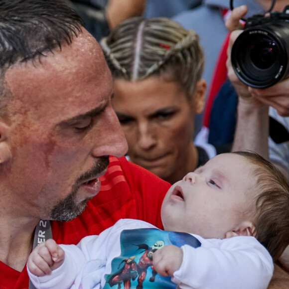 La fille de la légende du Bayern Munich, désormais à la retraite, partage souvent son avis sur des causes qui lui tiennent à coeur.
Franck Ribery et sa fille Keltoum et sa femme Wahiba - Franck Ribéry célèbre le titre de champion d'allemagne et son dernier match sous les couleurs du Bayern de Munich le 18 Mai 2019.