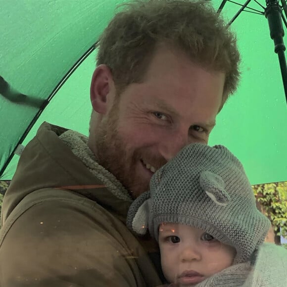 Harry a balancé sur son frère dans son livre
Le prince Harry, duc de Sussex et Meghan Markle, duchesse de Sussex, avec leurs enfants Archie et Lilibet. 