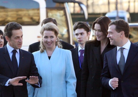 Carla, Nicolas Sarkozy, Dmitri Medvedev et son épouse arrivent au musée du Louvre. 02/03/2010