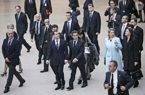 Carla, Nicolas Sarkozy, Dmitri Medvedev et son épouse arrivent au musée du Louvre. 02/03/2010