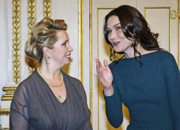 Carla Bruni au prestigieux dîner d'Etat, à l'Elysée. Elle discute avec Svetlana Medvedev. 02/03/2010