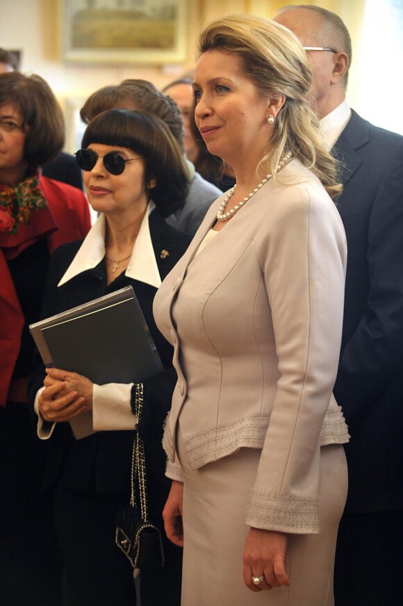 Svetlana, épouse de Dmitri Medvedev, visite le centre de Russie pour la Science et la Culture, à Paris. Elle est accompagnée de Mireille Mathieu. 02/03/2010