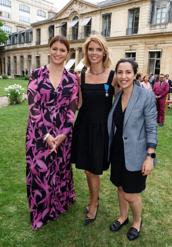 C'est Marlène Schiappa qui a remis la médaille.
Exclusif - La secrétaire d'Etat, chargée de l'Économie sociale et solidaire et de la Vie associative, Marlène Schiappa, Sylvie Tellier (Miss France 2002) et Sarah El Haïry, secrétaire d'Etat, chargée de la Jeunesse et du Service national universel - La présidente de l'association "Les Bonnes Fées", l'ancienne directrice générale d'un concours national de beauté et Miss France 2002, Sylvie Tellier décorée des l'insignes de chevalier de l'ordre national du Mérite par la secrétaire d'Etat, chargée de l'Économie sociale et solidaire et de la Vie associative dans les jardins de l'hôtel Matignon à Paris, France, le 26 juin 2023. C'est son investissement dans le milieu associatif qui vaut à l'ancienne directrice de miss France, cette distinction. Sylvie Tellier est co-fondatrice, avec plusieurs anciennes miss France, de l'association Les Bonnes fées, qui a pour objectif d'améliorer les conditions de vie des femmes à travers le financement de projets comme la création d'un lieu de détente dans les centres de cancérologie des hôpitaux ou des ateliers socio-esthétiques pour des femmes atteintes d'un cancer. © Dominique Jacovides/Bestimage