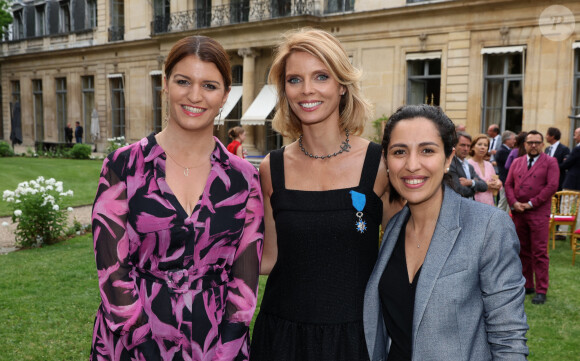 Exclusif - La secrétaire d'Etat, chargée de l'Économie sociale et solidaire et de la Vie associative, Marlène Schiappa, Sylvie Tellier (Miss France 2002) et Sarah El Haïry, secrétaire d'Etat, chargée de la Jeunesse et du Service national universel - La présidente de l'association "Les Bonnes Fées", l'ancienne directrice générale d'un concours national de beauté et Miss France 2002, Sylvie Tellier décorée des l'insignes de chevalier de l'ordre national du Mérite par la secrétaire d'Etat, chargée de l'Économie sociale et solidaire et de la Vie associative dans les jardins de l'hôtel Matignon à Paris, France, le 26 juin 2023. C'est son investissement dans le milieu associatif qui vaut à l'ancienne directrice de miss France, cette distinction. Sylvie Tellier est co-fondatrice, avec plusieurs anciennes miss France, de l'association Les Bonnes fées, qui a pour objectif d'améliorer les conditions de vie des femmes à travers le financement de projets comme la création d'un lieu de détente dans les centres de cancérologie des hôpitaux ou des ateliers socio-esthétiques pour des femmes atteintes d'un cancer. © Dominique Jacovides/Bestimage