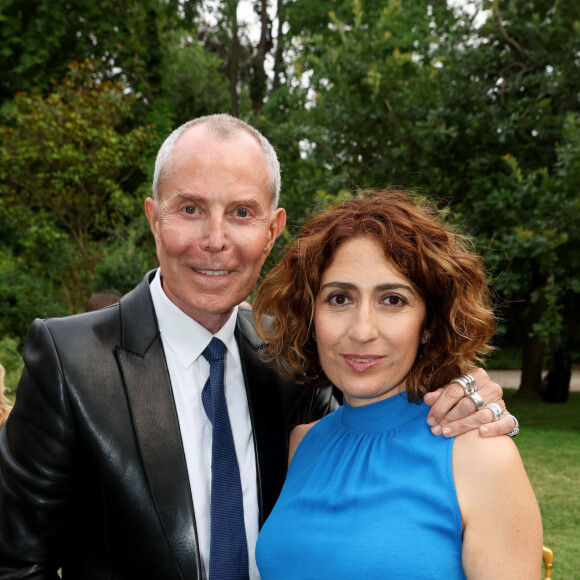 Exclusif - Jean-Claude Jitrois et Isabelle Saporta - La présidente de l'association "Les Bonnes Fées", l'ancienne directrice générale d'un concours national de beauté et Miss France 2022, Sylvie Tellier décorée des l'insignes de chevalier de l'ordre national du Mérite par la secrétaire d'Etat, chargée de l'Économie sociale et solidaire et de la Vie associative dans les jardins de l'hôtel Matignon à Paris, France, le 26 juin 2023. C'est son investissement dans le milieu associatif qui vaut à l'ancienne directrice de miss France, cette distinction. Sylvie Tellier est co-fondatrice, avec plusieurs anciennes miss France, de l'association Les Bonnes fées, qui a pour objectif d'améliorer les conditions de vie des femmes à travers le financement de projets comme la création d'un lieu de détente dans les centres de cancérologie des hôpitaux ou des ateliers socio-esthétiques pour des femmes atteintes d'un cancer. © Dominique Jacovides/Bestimage