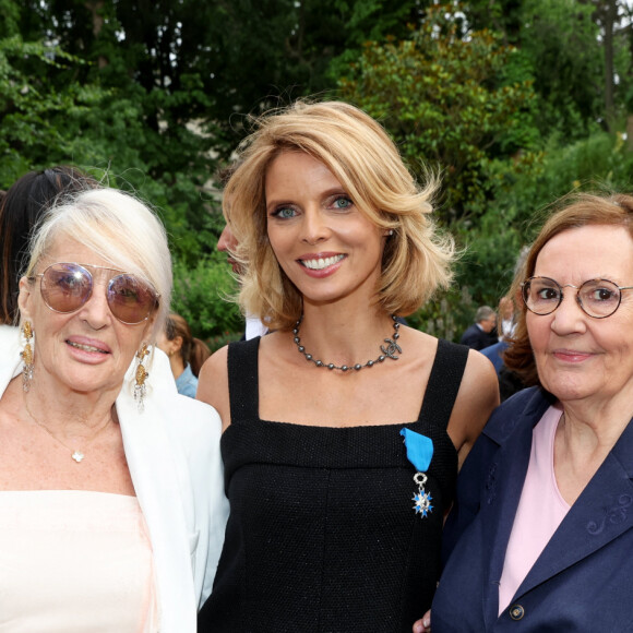 Exclusif - Claudie Stoltz, Sylvie Tellier et guest - La présidente de l'association "Les Bonnes Fées", l'ancienne directrice générale d'un concours national de beauté et Miss France 2022, Sylvie Tellier décorée des l'insignes de chevalier de l'ordre national du Mérite par la secrétaire d'Etat, chargée de l'Économie sociale et solidaire et de la Vie associative dans les jardins de l'hôtel Matignon à Paris, France, le 26 juin 2023. C'est son investissement dans le milieu associatif qui vaut à l'ancienne directrice de miss France, cette distinction. Sylvie Tellier est co-fondatrice, avec plusieurs anciennes miss France, de l'association Les Bonnes fées, qui a pour objectif d'améliorer les conditions de vie des femmes à travers le financement de projets comme la création d'un lieu de détente dans les centres de cancérologie des hôpitaux ou des ateliers socio-esthétiques pour des femmes atteintes d'un cancer. © Dominique Jacovides/Bestimage