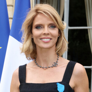 Sylvie Tellier a reçu une dinstinction.
Exclusif - Sylvie Tellier - La présidente de l'association "Les Bonnes Fées", l'ancienne directrice générale d'un concours national de beauté et Miss France, Sylvie Tellier décorée des l'insignes de chevalier de l'ordre national du Mérite par la secrétaire d'Etat, chargée de l'Économie sociale et solidaire et de la Vie associative dans les jardins de l'hôtel Matignon à Paris. © Dominique Jacovides/Bestimage