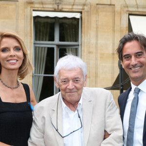 Exclusif - Sylvie Tellier avec son mari Laurent Schenten et son père - La présidente de l'association "Les Bonnes Fées", l'ancienne directrice générale d'un concours national de beauté et Miss France 2022, Sylvie Tellier décorée des l'insignes de chevalier de l'ordre national du Mérite par la secrétaire d'Etat, chargée de l'Économie sociale et solidaire et de la Vie associative dans les jardins de l'hôtel Matignon à Paris, France, le 26 juin 2023. C'est son investissement dans le milieu associatif qui vaut à l'ancienne directrice de miss France, cette distinction. Sylvie Tellier est co-fondatrice, avec plusieurs anciennes miss France, de l'association Les Bonnes fées, qui a pour objectif d'améliorer les conditions de vie des femmes à travers le financement de projets comme la création d'un lieu de détente dans les centres de cancérologie des hôpitaux ou des ateliers socio-esthétiques pour des femmes atteintes d'un cancer. © Dominique Jacovides/Bestimage