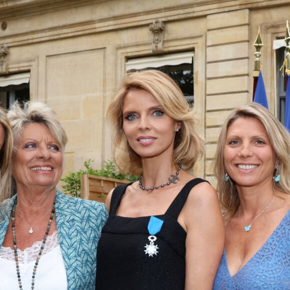 Exclusif - Stéphanie Tellier (soeur de Sylvie Tellier), Annick Tellier (mère de Sylvie Tellier), Sylvie Tellier et Anne-Sophie Tellier (soeur de Sylvie Tellier) - La présidente de l'association "Les Bonnes Fées", l'ancienne directrice générale d'un concours national de beauté et Miss France 2022, Sylvie Tellier décorée des l'insignes de chevalier de l'ordre national du Mérite par la secrétaire d'Etat, chargée de l'Économie sociale et solidaire et de la Vie associative dans les jardins de l'hôtel Matignon à Paris, France, le 26 juin 2023. C'est son investissement dans le milieu associatif qui vaut à l'ancienne directrice de miss France, cette distinction. Sylvie Tellier est co-fondatrice, avec plusieurs anciennes miss France, de l'association Les Bonnes fées, qui a pour objectif d'améliorer les conditions de vie des femmes à travers le financement de projets comme la création d'un lieu de détente dans les centres de cancérologie des hôpitaux ou des ateliers socio-esthétiques pour des femmes atteintes d'un cancer. © Dominique Jacovides/Bestimage