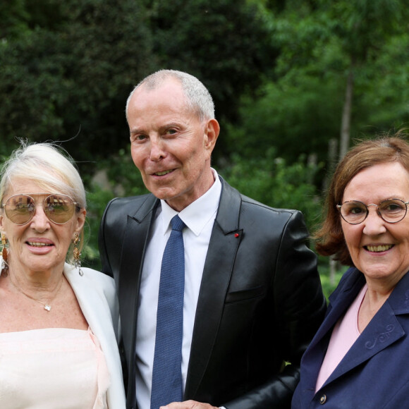Exclusif - La présidente de l'association "Les Bonnes Fées", l'ancienne directrice générale d'un concours national de beauté et Miss France 2022, Sylvie Tellier décorée des l'insignes de chevalier de l'ordre national du Mérite par la secrétaire d'Etat, chargée de l'Économie sociale et solidaire et de la Vie associative dans les jardins de l'hôtel Matignon à Paris, France, le 26 juin 2023. C'est son investissement dans le milieu associatif qui vaut à l'ancienne directrice de miss France, cette distinction. Sylvie Tellier est co-fondatrice, avec plusieurs anciennes miss France, de l'association Les Bonnes fées, qui a pour objectif d'améliorer les conditions de vie des femmes à travers le financement de projets comme la création d'un lieu de détente dans les centres de cancérologie des hôpitaux ou des ateliers socio-esthétiques pour des femmes atteintes d'un cancer. © Dominique Jacovides/Bestimage