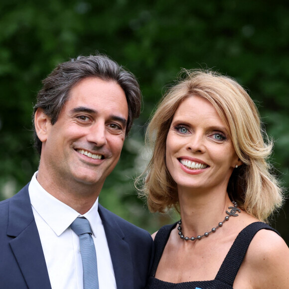 Exclusif - Sylvie Tellier et son mari Laurent Schenten - La présidente de l'association "Les Bonnes Fées", l'ancienne directrice générale d'un concours national de beauté et Miss France 2022, Sylvie Tellier décorée des l'insignes de chevalier de l'ordre national du Mérite par la secrétaire d'Etat, chargée de l'Économie sociale et solidaire et de la Vie associative dans les jardins de l'hôtel Matignon à Paris, France, le 26 juin 2023. C'est son investissement dans le milieu associatif qui vaut à l'ancienne directrice de miss France, cette distinction. Sylvie Tellier est co-fondatrice, avec plusieurs anciennes miss France, de l'association Les Bonnes fées, qui a pour objectif d'améliorer les conditions de vie des femmes à travers le financement de projets comme la création d'un lieu de détente dans les centres de cancérologie des hôpitaux ou des ateliers socio-esthétiques pour des femmes atteintes d'un cancer. © Dominique Jacovides/Bestimage