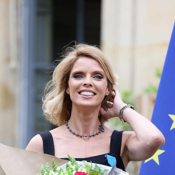 Exclusif - Sylvie Tellier - La présidente de l'association "Les Bonnes Fées", l'ancienne directrice générale d'un concours national de beauté et Miss France 2022, Sylvie Tellier décorée des l'insignes de chevalier de l'ordre national du Mérite par la secrétaire d'Etat, chargée de l'Économie sociale et solidaire et de la Vie associative dans les jardins de l'hôtel Matignon à Paris, France, le 26 juin 2023. C'est son investissement dans le milieu associatif qui vaut à l'ancienne directrice de miss France, cette distinction. Sylvie Tellier est co-fondatrice, avec plusieurs anciennes miss France, de l'association Les Bonnes fées, qui a pour objectif d'améliorer les conditions de vie des femmes à travers le financement de projets comme la création d'un lieu de détente dans les centres de cancérologie des hôpitaux ou des ateliers socio-esthétiques pour des femmes atteintes d'un cancer. © Dominique Jacovides/Bestimage