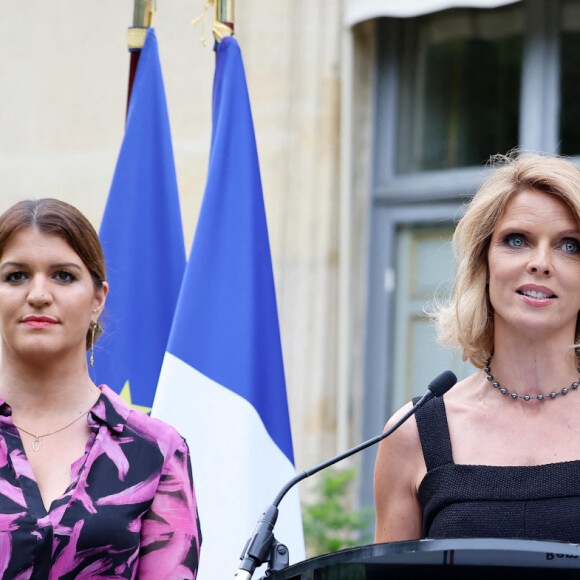 Exclusif - Sylvie Tellier et la secrétaire d'Etat, chargée de l'Économie sociale et solidaire et de la Vie associative, Marlène Schiappa - La présidente de l'association "Les Bonnes Fées", l'ancienne directrice générale d'un concours national de beauté et Miss France 2022, Sylvie Tellier décorée des l'insignes de chevalier de l'ordre national du Mérite par la secrétaire d'Etat, chargée de l'Économie sociale et solidaire et de la Vie associative dans les jardins de l'hôtel Matignon à Paris, France, le 26 juin 2023. C'est son investissement dans le milieu associatif qui vaut à l'ancienne directrice de miss France, cette distinction. Sylvie Tellier est co-fondatrice, avec plusieurs anciennes miss France, de l'association Les Bonnes fées, qui a pour objectif d'améliorer les conditions de vie des femmes à travers le financement de projets comme la création d'un lieu de détente dans les centres de cancérologie des hôpitaux ou des ateliers socio-esthétiques pour des femmes atteintes d'un cancer. © Dominique Jacovides/Bestimage