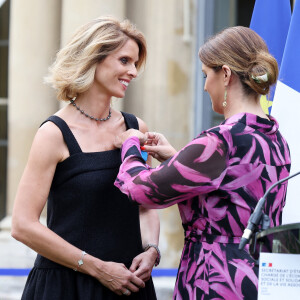 Exclusif - Sylvie Tellier et la secrétaire d'Etat, chargée de l'Économie sociale et solidaire et de la Vie associative, Marlène Schiappa - La présidente de l'association "Les Bonnes Fées", l'ancienne directrice générale d'un concours national de beauté et Miss France 2022, Sylvie Tellier décorée des l'insignes de chevalier de l'ordre national du Mérite par la secrétaire d'Etat, chargée de l'Économie sociale et solidaire et de la Vie associative dans les jardins de l'hôtel Matignon à Paris, France, le 26 juin 2023. C'est son investissement dans le milieu associatif qui vaut à l'ancienne directrice de miss France, cette distinction. Sylvie Tellier est co-fondatrice, avec plusieurs anciennes miss France, de l'association Les Bonnes fées, qui a pour objectif d'améliorer les conditions de vie des femmes à travers le financement de projets comme la création d'un lieu de détente dans les centres de cancérologie des hôpitaux ou des ateliers socio-esthétiques pour des femmes atteintes d'un cancer. © Dominique Jacovides/Bestimage