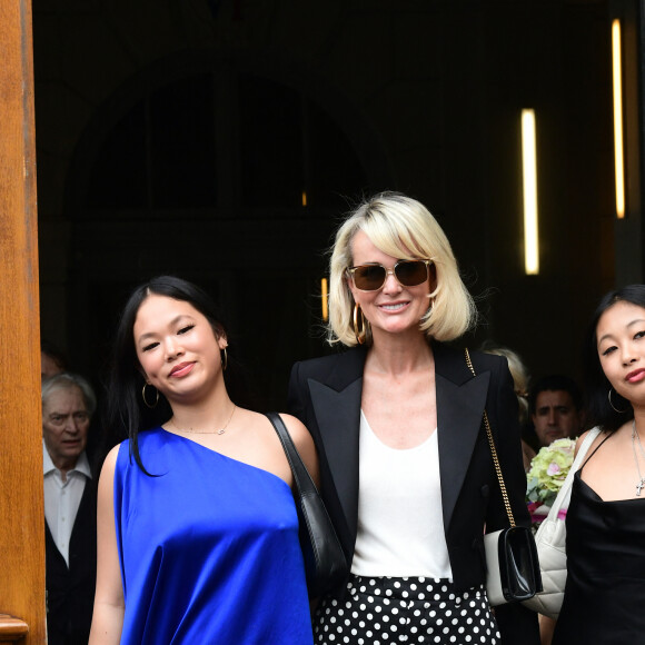 Laeticia Hallyday et ses filles Jade et Joy à leur arrivée au mariage de Claude Lelouch à la mairie du 18ème à Paris. Le 17 juin 2023