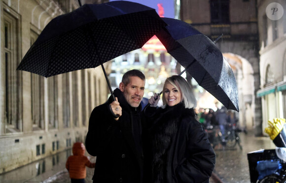 Exclusif - Laeticia Hallyday et son compagnon Jalil Lespert, accompagnés de Jade et Joy sont allés rendre visite au Manneken-Pis qui a été rhabillé en hommage à Johnny Hallyday à Bruxelles le 20 décembre 2022. © Dominique Jacovides / Bestimage 