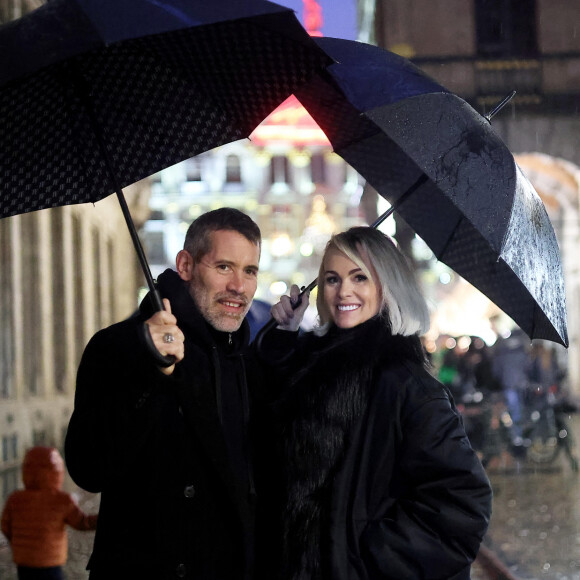 Exclusif - Laeticia Hallyday et son compagnon Jalil Lespert, accompagnés de Jade et Joy sont allés rendre visite au Manneken-Pis qui a été rhabillé en hommage à Johnny Hallyday à Bruxelles le 20 décembre 2022. © Dominique Jacovides / Bestimage 