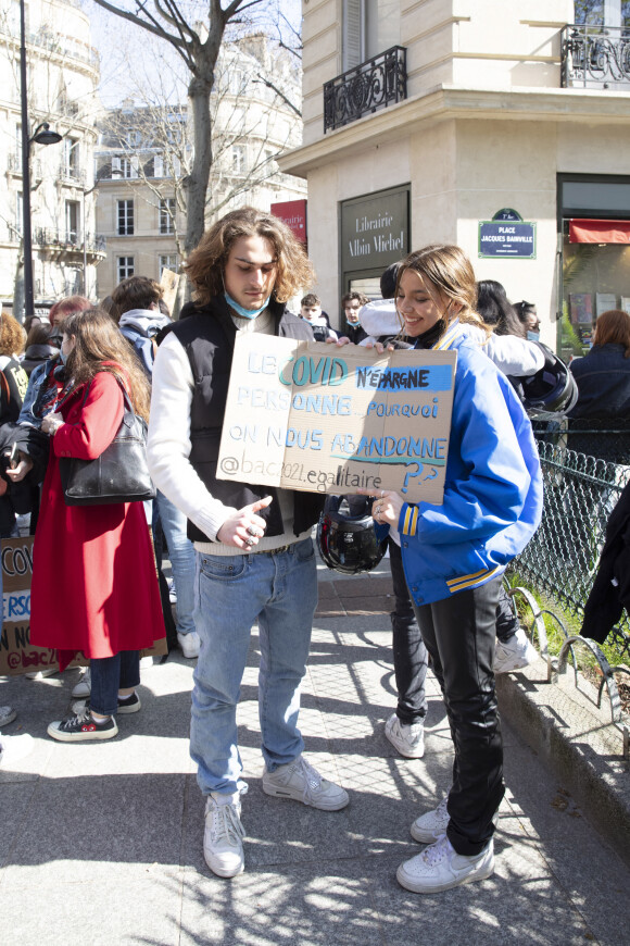 Exclusif - No web - Boaz Lelouch (petit-fils de réalisateur C.Lelouch) et Giulia Le Ruyet-Marcassus (fille de A.Marcassus et F.Le Ruyet) lors d'une manifestation de lycéens scolarisés dans des établissements privés et hors contrat qui s'inquiètent pour le BAC 2021 en raison de la pandémie de Covid-19 (coronavirus) sur la place Jacques Bainville à Paris, France, le 23 mars 2021. © Jack Tribeca/Bestimage  Exclusive - No web - For Germany call for price - Demonstration of high school students in private and non-contract institutions who are worried about the BAC 2021 due to the Covid-19 (coronavirus) pandemic on the Jacques Bainville square in Paris, France, on March 23, 2021. 