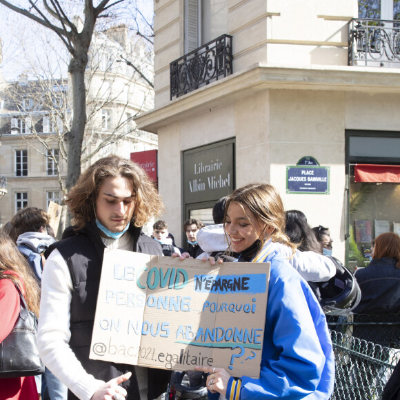 Exclusif - No web - Boaz Lelouch (petit-fils de réalisateur C.Lelouch) et Giulia Le Ruyet-Marcassus (fille de A.Marcassus et F.Le Ruyet) lors d'une manifestation de lycéens scolarisés dans des établissements privés et hors contrat qui s'inquiètent pour le BAC 2021 en raison de la pandémie de Covid-19 (coronavirus) sur la place Jacques Bainville à Paris, France, le 23 mars 2021. © Jack Tribeca/Bestimage  Exclusive - No web - For Germany call for price - Demonstration of high school students in private and non-contract institutions who are worried about the BAC 2021 due to the Covid-19 (coronavirus) pandemic on the Jacques Bainville square in Paris, France, on March 23, 2021. 