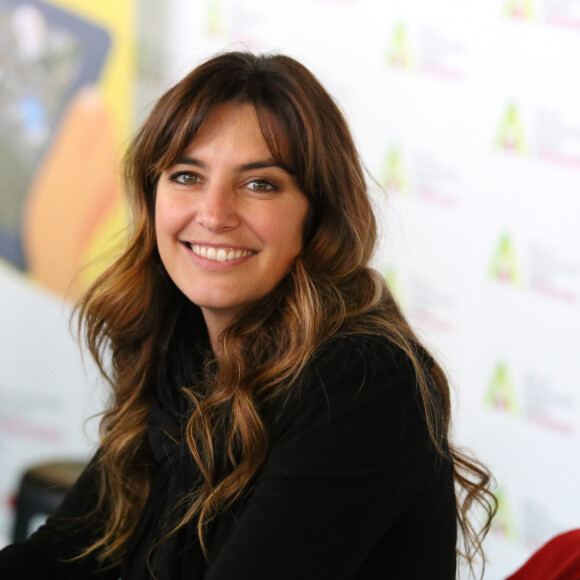 Laetitia Milot dédicace son livre "Ma clé du bonheur" à la foire d'Anova à Alençon le 5 mars 2023.