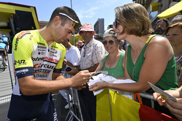 "Juste un mot : La ferveur du Tour est magique, mais faites attention sur le bord des routes, drapeaux, portables, etc...", a déclaré Lilian Calmejane sur Twitter
 
Lilian Calmejane sur le Tour de France 2023. © PhotoNews/Panoramic/Bestimage