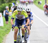 Fou de rage, il a bien montré son énervement au spectateur en question au moment de se relever
 
Lilian Calmejane sur le Tour de France 2023.