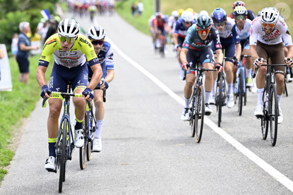 Fou de rage, il a bien montré son énervement au spectateur en question au moment de se relever
 
Lilian Calmejane sur le Tour de France 2023.