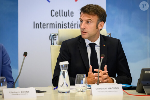 Emmanuel Macron, président de la République lors de la réunion de la cellule de crise interministérielle au ministère de l'Intérieur au centre de crise d'urgence du ministère de l'Intérieur à Paris, France, le 30 juin 2023.