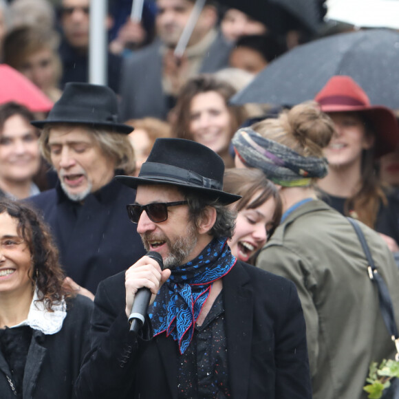 Kên Higelin, Izïa Higelin, sa mère Aziza Zakine, Arthur H lors des obsèques de Jacques Higelin au cimetière du Père Lachaise à Paris le 12 avril 2018.