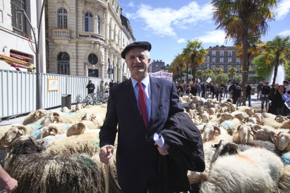 Jean Lassalle participe à la manifestation anti-ours à Pau. Le 30 avril 2018