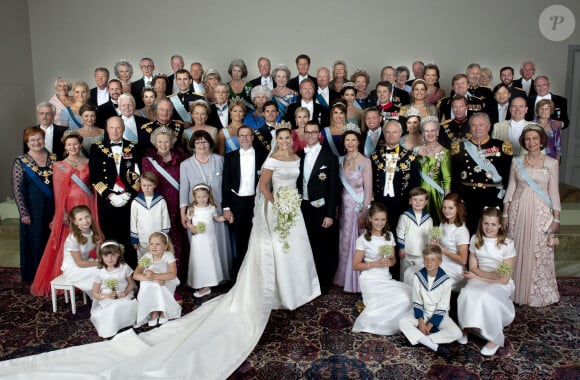 Celle qui fête ses 46 ans ce 14 juillet 2023 a eu droit à une noce digne des contes de fées
Photo de famille lors du mariage de Victoria de Suède avec Daniel Westling à Stockholm le 19 juin 2010