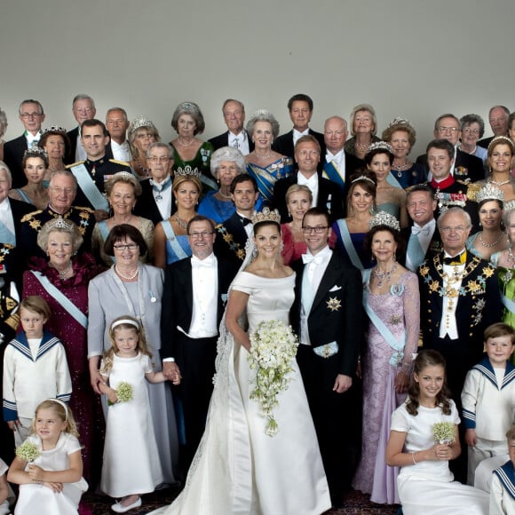 Celle qui fête ses 46 ans ce 14 juillet 2023 a eu droit à une noce digne des contes de fées
Photo de famille lors du mariage de Victoria de Suède avec Daniel Westling à Stockholm le 19 juin 2010