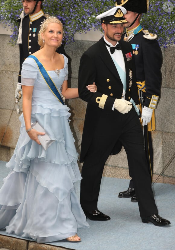 Arrivée de la princesse Mette Marit et du prince Haakon - Le mariage de Victoria de Suède avec Daniel Westling à Stockholm le 19 juin 2010