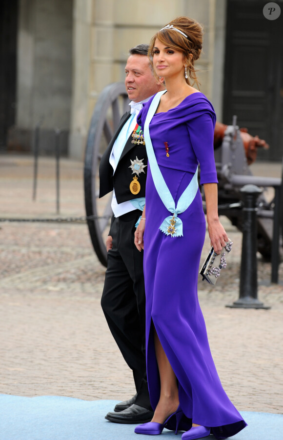 Sculpturale a été l'arrivée de la reine Rania de Jordanie, accompagnant le roi Abdallah
Arrivée du roi Abdallah et de la reine Rania de Jordanie - Le mariage de Victoria de Suède avec Daniel Westling à Stockholm le 19 juin 2010
