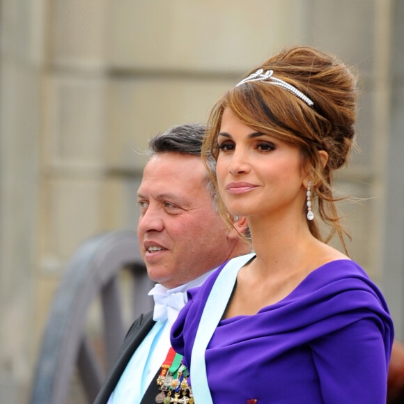 Sculpturale a été l'arrivée de la reine Rania de Jordanie, accompagnant le roi Abdallah
Arrivée du roi Abdallah et de la reine Rania de Jordanie - Le mariage de Victoria de Suède avec Daniel Westling à Stockholm le 19 juin 2010