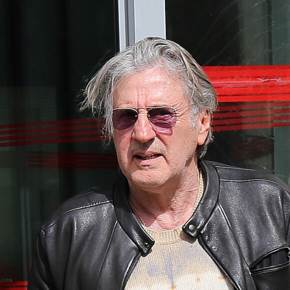 Daniel Auteuil, devenu chanteur, vit en partie dans le sud de la France.
Daniel Auteuil - Les invités de l'émission des "Grosses Têtes" à la sortie des studios RTL à Neuilly-sur-Seine, France. © Jonathan Rebboah/Panoramic/bestimage