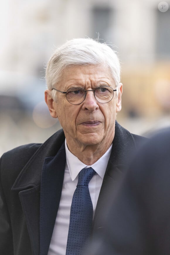 Sur les photos dévoilées par The Sun, on peut voir que l'Alsacien n'est pas seul
 
Exclusif - Arsène Wenger - Les membres du Variétés Club de France rencontrent le pape François au Vatican le 22 mars 2023. De passage dans la ville éternelle, le Variétés club de France en a profité pour rencontrer le souverain pontife ce mercredi. L'association, qui réunit plusieurs personnalités du monde du football à des fins caritatives, est en déplacement à Rome jusqu'à jeudi pour y affronter une équipe de prêtres et séminaristes du Vatican. La formation, emmenée Jean-Michel Larqué, ancienne star de l'AS Saint-Étienne dans les années 1970, a été reçue par le pape François dans la matinée après avoir assisté à une messe au sein de la basilique Saint-Pierre. © Pierre Perusseau / Bestimage